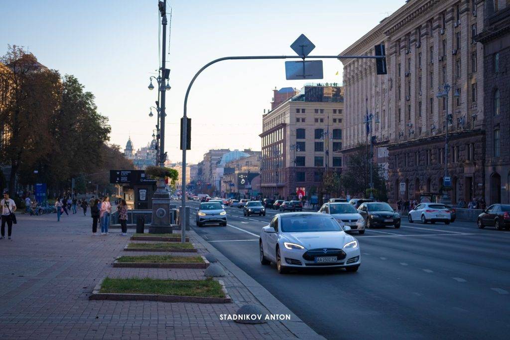 Вечірній Хрещатик у Києві з автомобілями та пішоходами